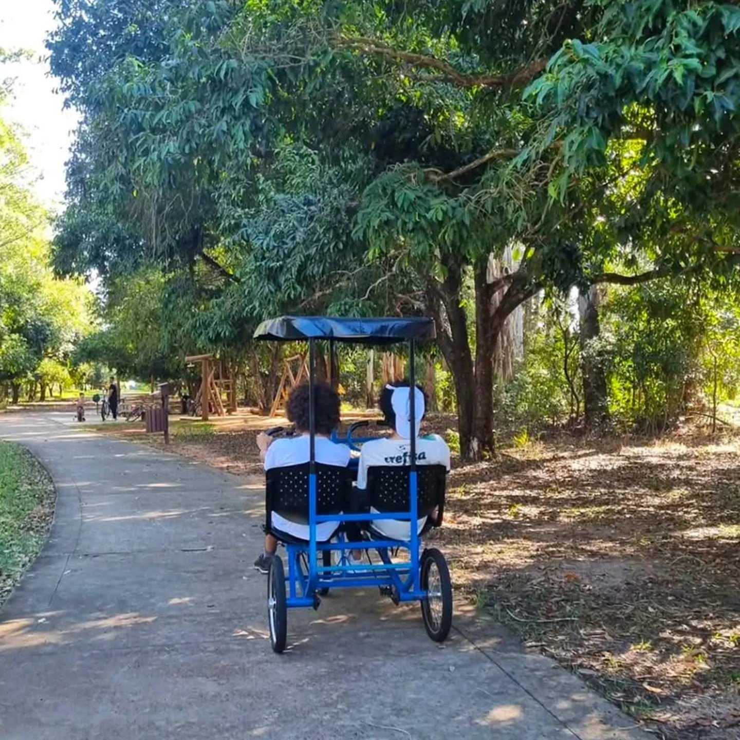 Ciclista na ecopista arborizada que percorre o loteamento