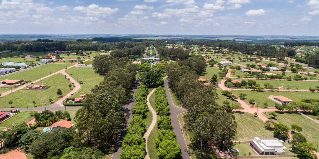 Vista aérea da floresta tropical que cerca o loteamento Santa Bárbara Resort